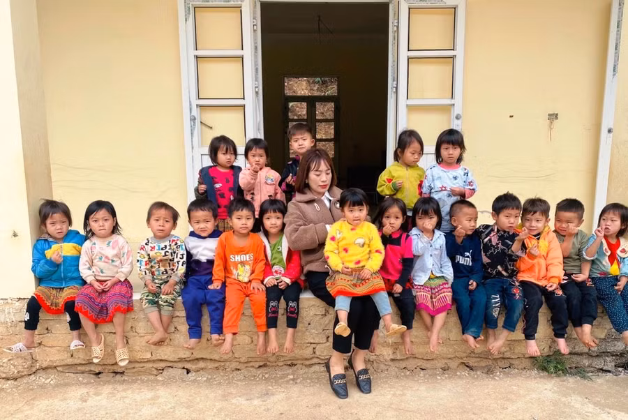 Nữ nhà giáo Hàn Thị Giang đang chăm sóc trẻ. Ảnh: NVCC