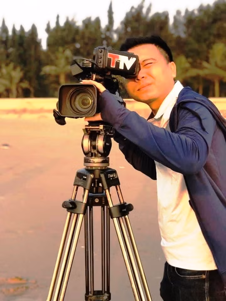 Quay phim Nguyễn Mạnh Tuấn - Đài PT-TH Thanh Hóa, cùng ekip làm việc với nhà báo Minh Thúy. Ảnh: NVCC.