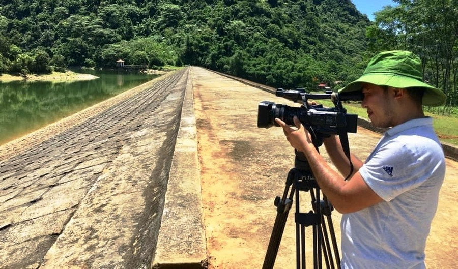 Quay phim Nguyễn Minh Tâm - Đài PT-TH Thanh Hóa, cùng ekip làm việc với nhà báo Minh Thúy. Ảnh: NVCC. Quay phim Nguyễn Minh Tâm - Đài PT-TH Thanh Hóa, cùng ekip làm việc với nhà báo Minh Thúy. Ảnh: NVCC.