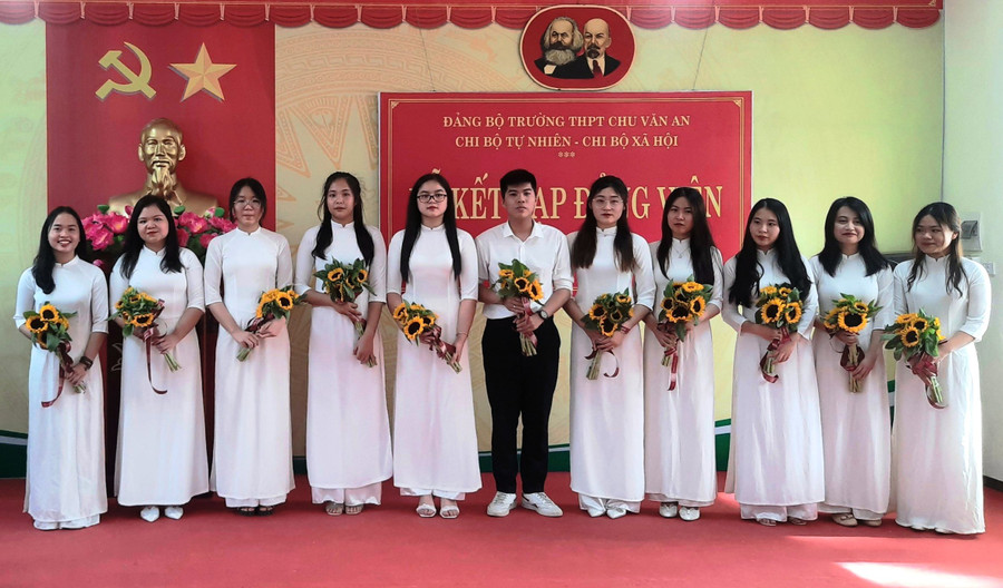 Những học sinh của nhà trường được vinh dự kết nạp Đảng năm 2023. Ảnh: NTCC.