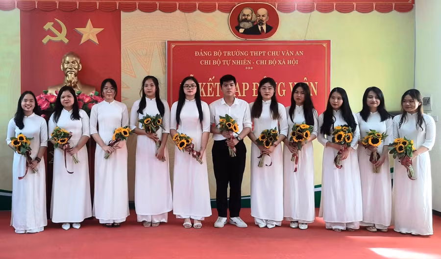 Những học sinh của nhà trường được vinh dự kết nạp Đảng năm 2023. Ảnh: NTCC.