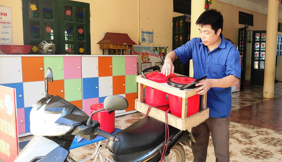 Thầy Ngân Văn Tùng - GV Trường Mầm non Thành Sơn chuẩn bị cơm để đưa vào điểm lẻ. Ảnh: Thế Lượng. Thầy Ngân Văn Tùng - GV Trường Mầm non Thành Sơn chuẩn bị cơm để đưa vào điểm lẻ. Ảnh: Thế Lượng.