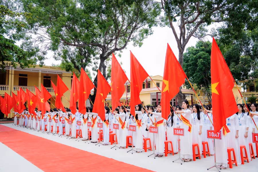 Học sinh Trường THPT Chu Văn An (TP Sầm Sơn, Thanh Hóa) trong buổi Lễ Khai giảng năm học mới 2023-2024. Ảnh: NTCC