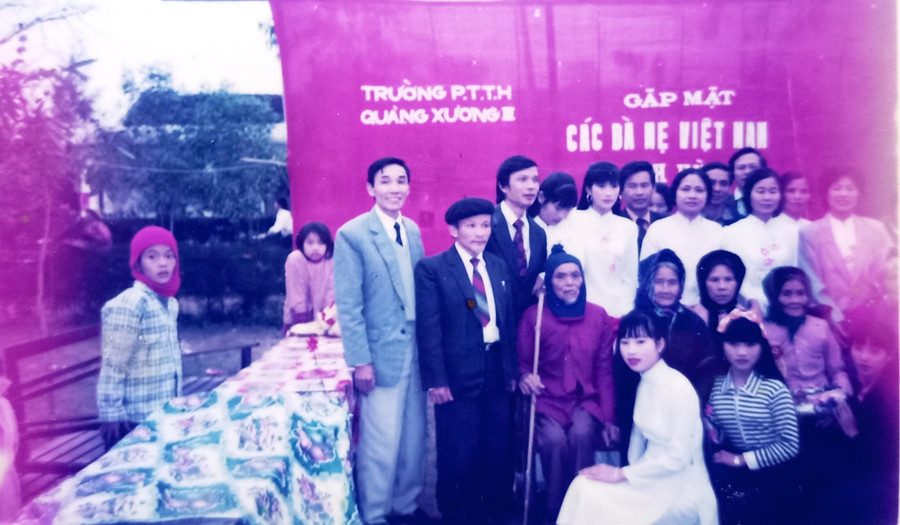 Gặp mặt các Mẹ Việt Nam anh hùng tại nhà trường năm 1995. Ảnh: NTCC.