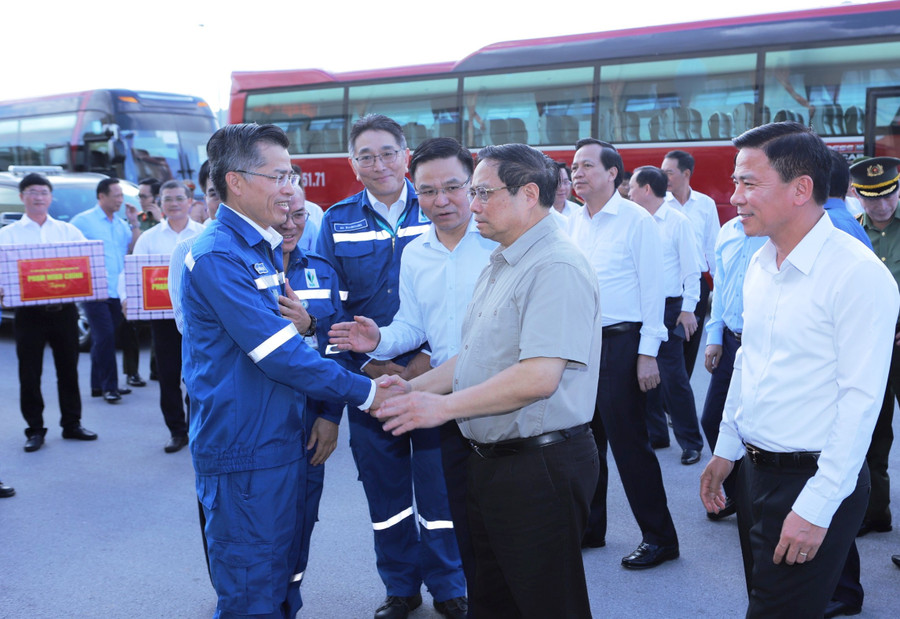 Thủ thăm thăm hỏi, động viên cán bộ Nhà máy lọc hóa dầu Nghi Sơn. (Ảnh: MH) Thủ thăm thăm hỏi, động viên cán bộ Nhà máy lọc hóa dầu Nghi Sơn. (Ảnh: MH)