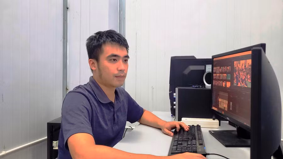 Kỹ thuật viên Nguyễn Nhật Anh - Đài PT-TH Thanh Hóa, cùng ekip làm việc với nhà báo Minh Thúy. Ảnh: NVCC.