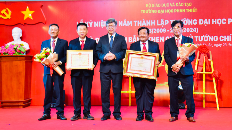 Lãnh đạo nhà trường nhận bằng khen của Thủ tướng Chính phủ. Ảnh: T.Thúy Lãnh đạo nhà trường nhận bằng khen của Thủ tướng Chính phủ. Ảnh: T.Thúy