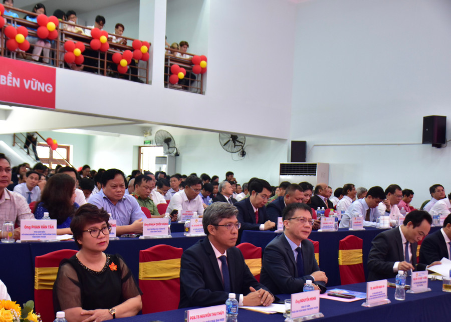 Các đại biểu tham dự lễ kỷ niệm 15 năm thành lập Trường Đại học Phan Thiết. Ảnh: T.Thúy Các đại biểu tham dự lễ kỷ niệm 15 năm thành lập Trường Đại học Phan Thiết. Ảnh: T.Thúy