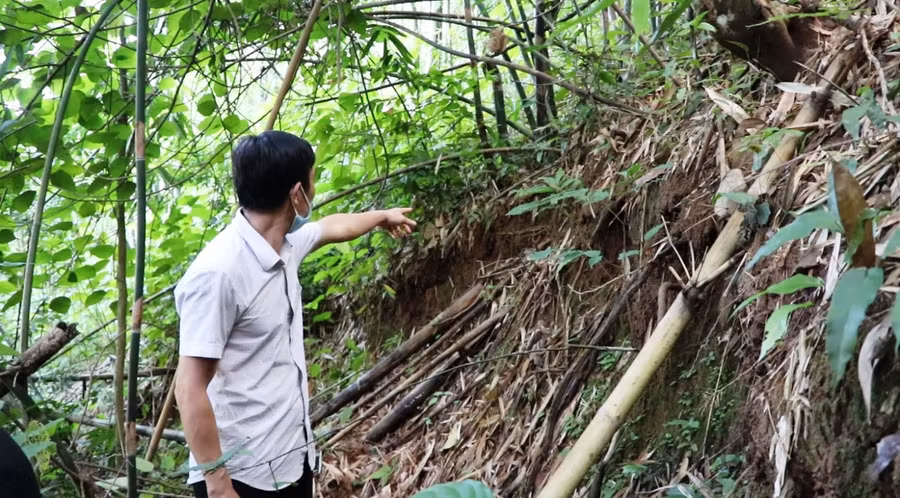 Người dân chỉ vết sạt trượt ở núi Tà Hẻm, xã Trung Thành, huyện Quan Hóa (Thanh Hóa).