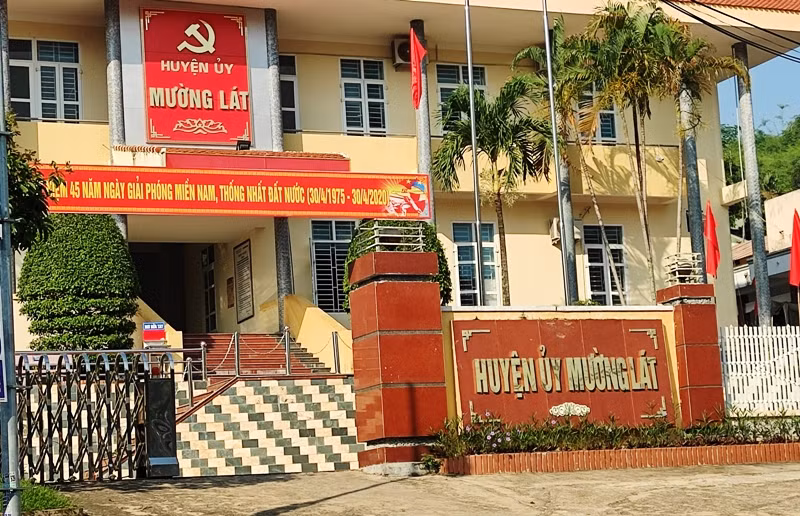 Ban Thường vụ Huyện ủy Mường Lát thống nhất việc đình chỉ ông Lương Chí Hùng và Lương Xuân Thành để phục vụ công tác điều tra, truy tố hai bị can này.