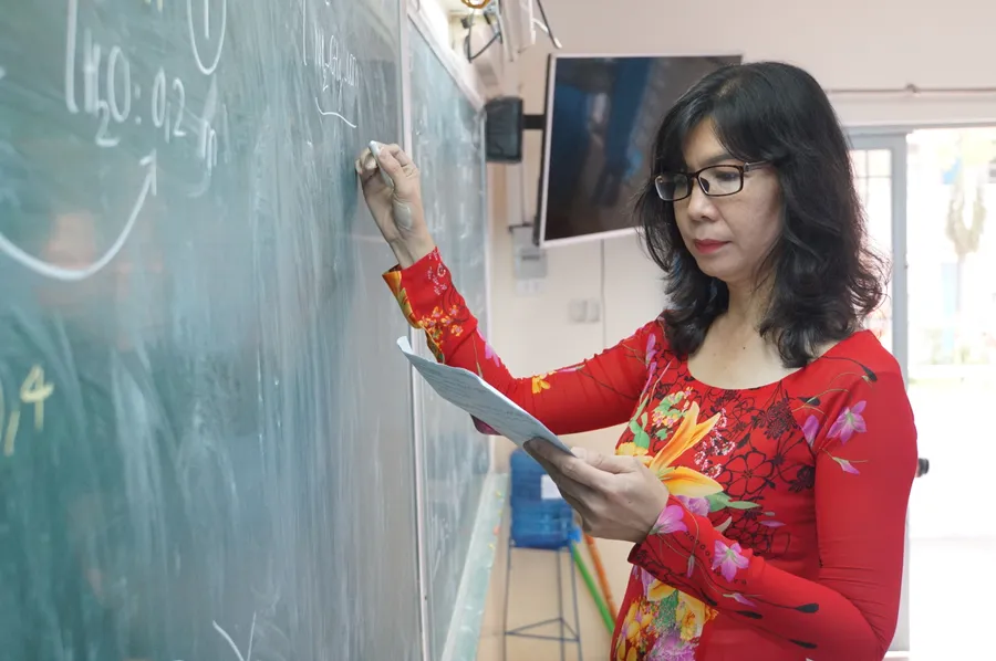 Giáo viên Trường THPT Nguyễn Du, TPHCM trong một tiết học. Ảnh: Lê Nam