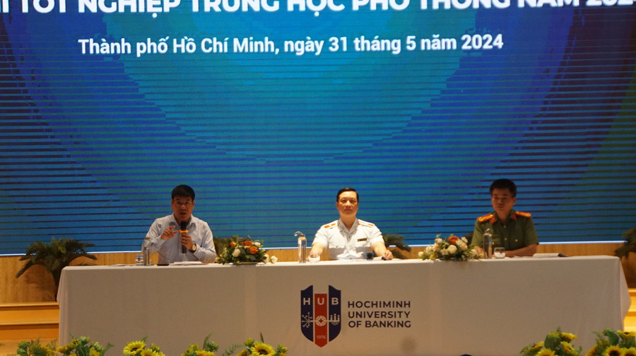 Đại diện Cục Quản lý chất lượng, Thanh tra (Bộ GD&amp;ĐT), Cục Kỹ thuật nghiệp vụ (Bộ Công an) trao đổi về nghiệp vụ thanh tra, kiểm tra thi tốt nghiệp THPT. Ảnh: Mạnh Tùng