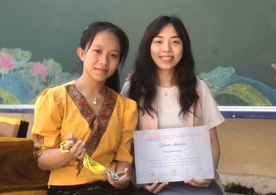 Em Nguyễn La Vi Na - nữ sinh người Đan Lai cùng cô giáo Nguyễn Thị Thùy Linh. Ảnh: Hồ Lài.