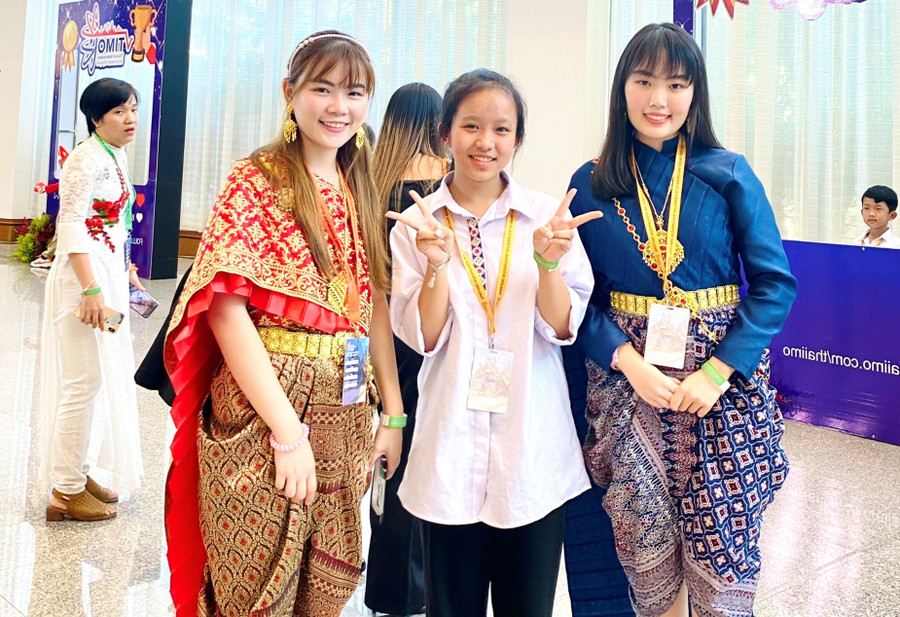 Nữ sinh Đan Lai gặp gỡ bạn bè quốc tế tại kỳ thi Toán TIMO tổ chức tại Thái Lan năm 2023. Ảnh: NVCC. Nữ sinh Đan Lai gặp gỡ bạn bè quốc tế tại kỳ thi Toán TIMO tổ chức tại Thái Lan năm 2023. Ảnh: NVCC.