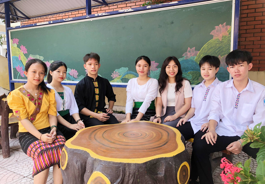 Nguyễn La Vi Na (ngoài cùng bên trái) cùng các bạn trong đội tuyển dự thi Toán TIMO tại Thái Lan. Ảnh: Hồ Lài. Nguyễn La Vi Na (ngoài cùng bên trái) cùng các bạn trong đội tuyển dự thi Toán TIMO tại Thái Lan. Ảnh: Hồ Lài.