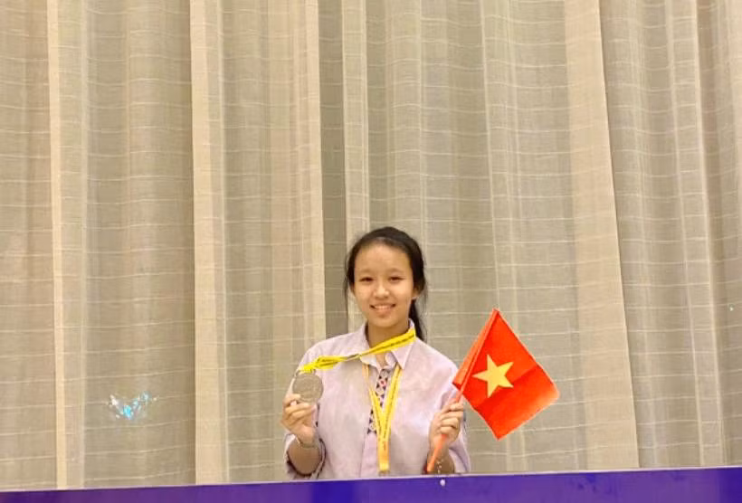 Nữ sinh người Đan Lai quyết tâm học tiếng Anh để bước đến kỳ thi quốc tế. Ảnh: NVCC.