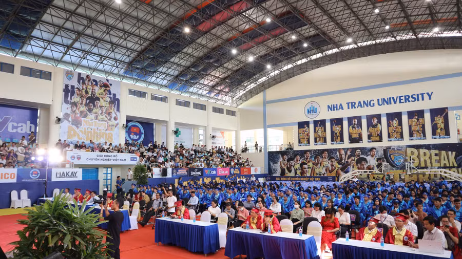 Hơn 2.100 sinh viên Trường Đại học Nha Trang tốt nghiệp đợt này. Ảnh: Mạnh Tùng