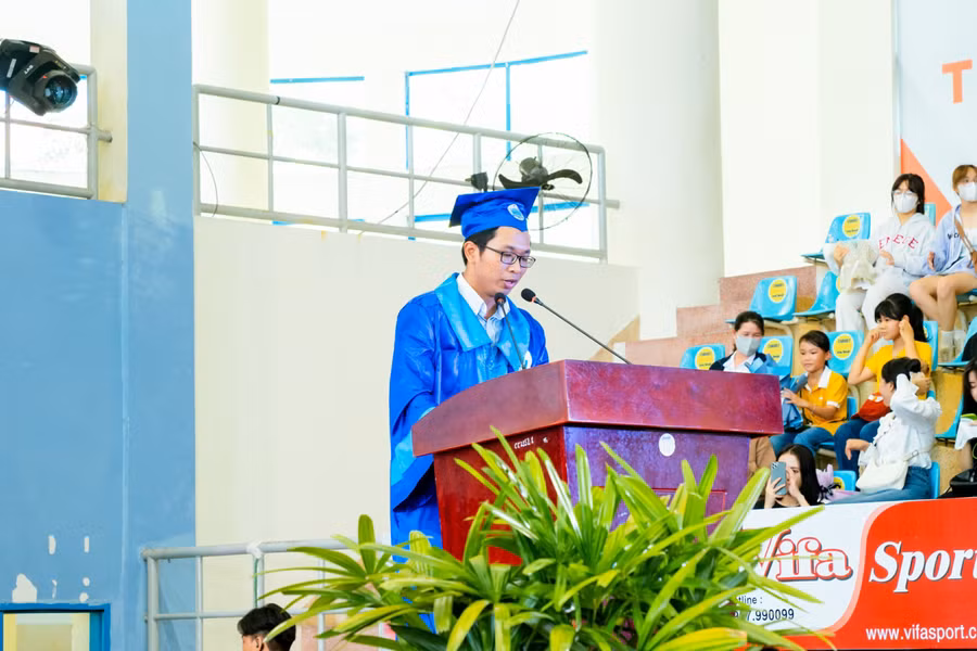 Nguyễn Võ Hoàng Luân chia sẻ cảm xúc trong ngày tốt nghiệp. Ảnh: NTCC