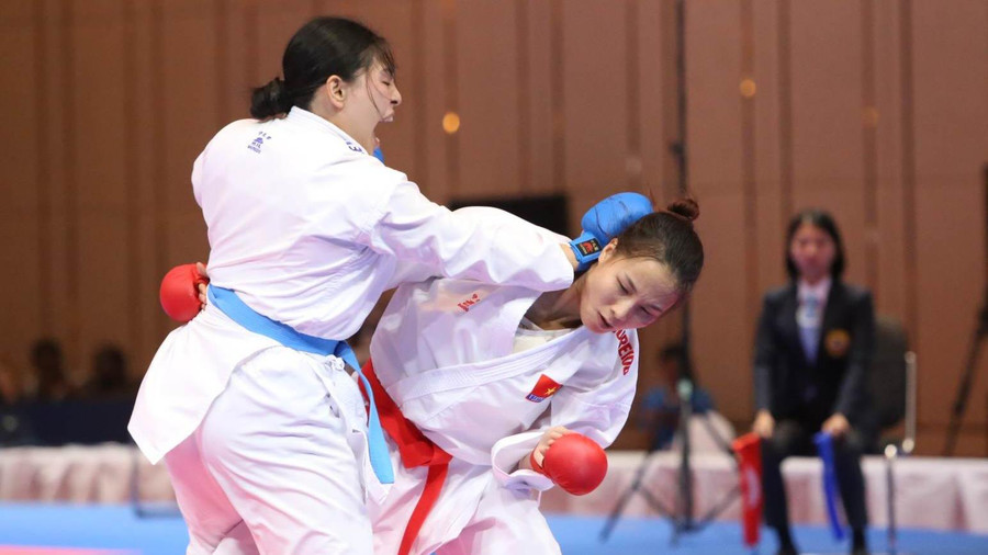 Đinh Thị Hương đã giành tấm huy chương vàng thứ 4 cho đội tuyển Karate Việt Nam. Đinh Thị Hương đã giành tấm huy chương vàng thứ 4 cho đội tuyển Karate Việt Nam.