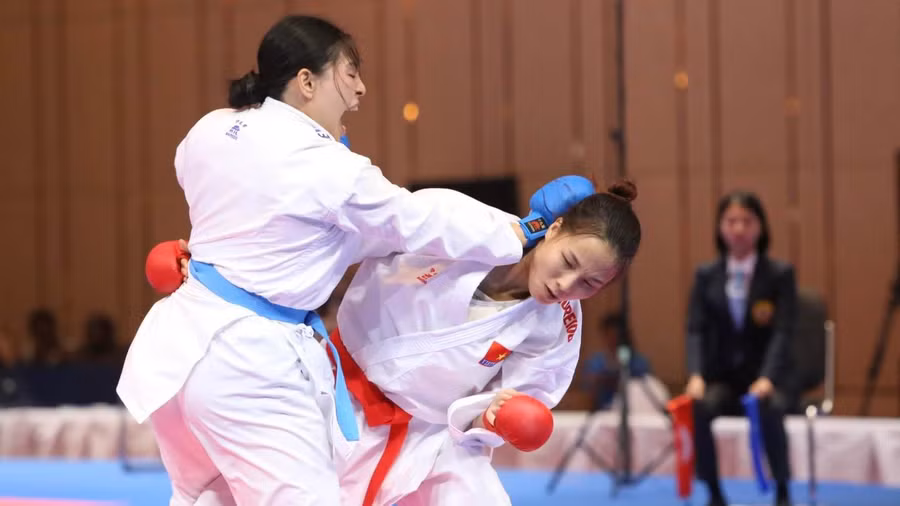 Đinh Thị Hương đã giành tấm huy chương vàng thứ 4 cho đội tuyển Karate Việt Nam. Đinh Thị Hương đã giành tấm huy chương vàng thứ 4 cho đội tuyển Karate Việt Nam.