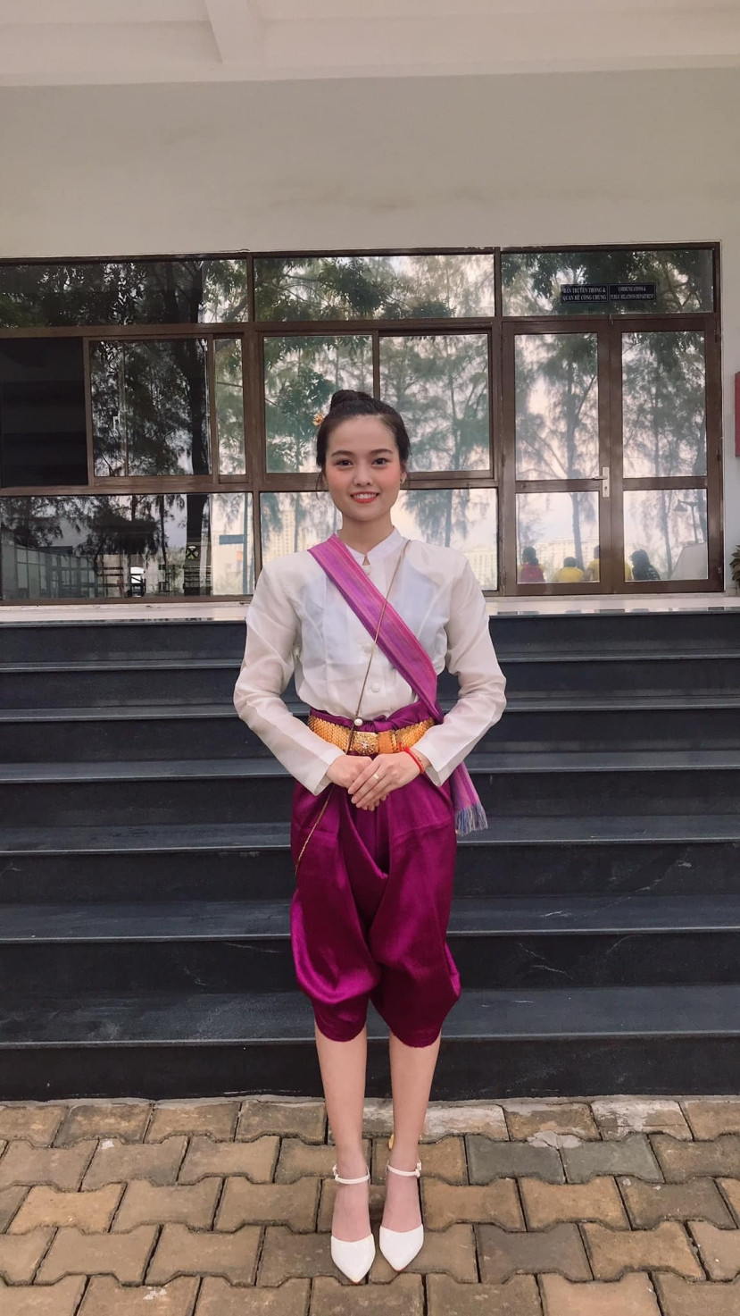 Lyna Chhoeung trong bộ trang phục truyền thống Campuchia.