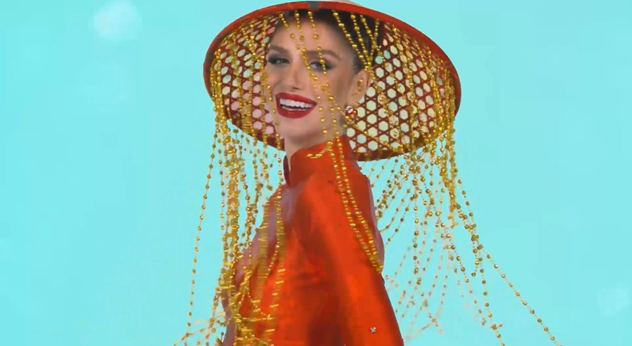 Isabella Menin duyên dáng trong tà áo dài thướt tha cùng chiếc nón lá cách điệu.