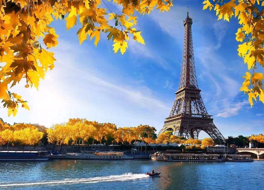 Hàng ngàn nhà văn đã cố gắng gói gọn Paris và bản chất của nó chỉ trong một vài từ ngắn gọn, nhưng hầu như không thể làm được điều đó.