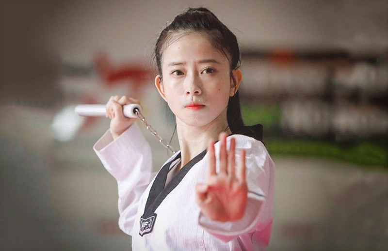 Không chỉ sở hữu bảng thành tích huy chương đáng ngưỡng mộ, hoa khôi làng võ còn là một hotgirl được cư dân mạng yêu mến và quan tâm bởi nhan sắc vô cùng xinh đẹp, duyên dáng.