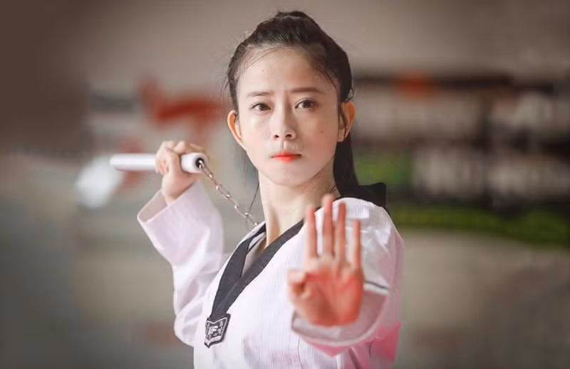 Không chỉ sở hữu bảng thành tích huy chương đáng ngưỡng mộ, hoa khôi làng võ còn là một hotgirl được cư dân mạng yêu mến và quan tâm bởi nhan sắc vô cùng xinh đẹp, duyên dáng.