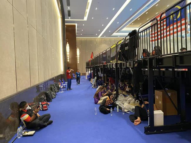 Những tình nguyện viên ngồi dưới khung sắt tranh thủ nạp năng lượng.