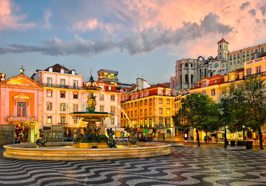 Bồ Đào Nha có thể là một trong những quốc gia nhỏ nhất Châu Âu, nhưng nó chứa đựng nhiều nét đặc sắc và thủ đô Lisbon là nơi tốt nhất để trải nghiệm điều đó. Lisbon là nơi sinh sống của nửa triệu cư dân, khiến nó đủ nhỏ để đi bộ khám phá nhưng đủ lớn để không bao giờ hết việc để làm. Bồ Đào Nha có thể là một trong những quốc gia nhỏ nhất Châu Âu, nhưng nó chứa đựng nhiều nét đặc sắc và thủ đô Lisbon là nơi tốt nhất để trải nghiệm điều đó. Lisbon là nơi sinh sống của nửa triệu cư dân, khiến nó đủ nhỏ để đi bộ khám phá nhưng đủ lớn để không bao giờ hết việc để làm.