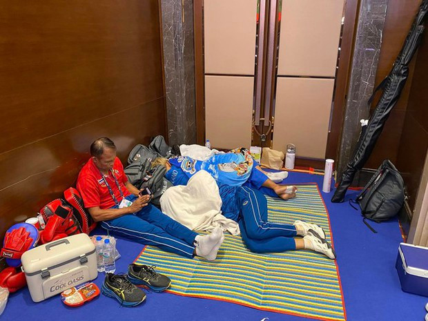 VĐV Thái Lan trải thảm ngủ ở góc.