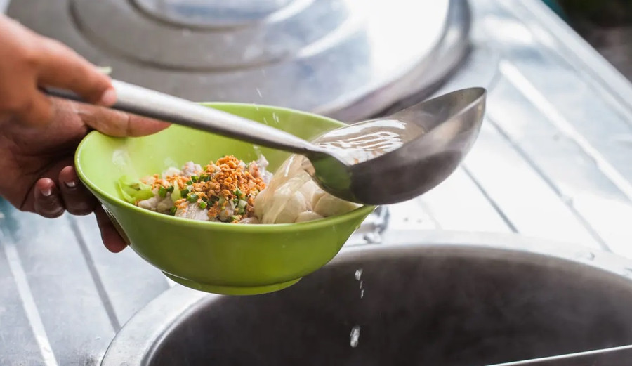 Đây là món ăn đường phố nổi tiếng và thường được người Campuchia thưởng thức vào bữa sáng. Đây là món ăn đường phố nổi tiếng và thường được người Campuchia thưởng thức vào bữa sáng.