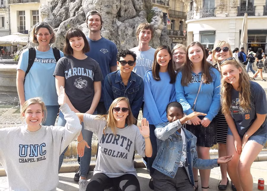 Ngoài ra, nhiều chương trình trung học phổ thông ở nước ngoài diễn ra trong kỳ nghỉ hè. Chúng kéo dài vài tuần, trong khi các chương trình du học ở trường đại học thường kéo dài một học kỳ hoặc một năm.