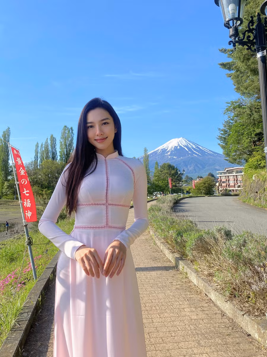 Không khó để nhận ra Thùy Tiên và ê-kíp đã khéo léo chọn bộ áo dài mang màu sắc tựa như hoa anh đào.