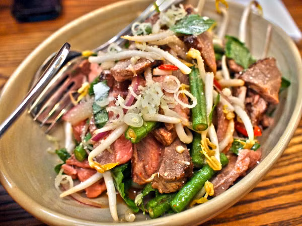 Món Lap Khmer có hương vị chua cay mặn ngọt hài hòa đưa miệng.