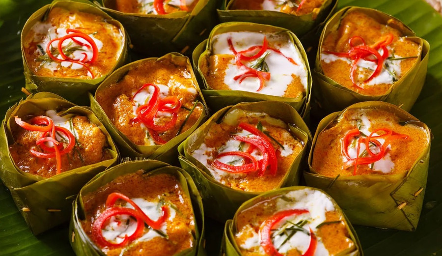 Amok là món ăn truyền thống nổi tiếng bậc nhất ở Campuchia. Amok là món ăn truyền thống nổi tiếng bậc nhất ở Campuchia.