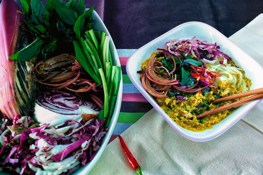 Nom Banh Chok là món bún cà ri cá được người Campuchia và du khách rất yêu thích, thường được ăn vào bữa sáng hoặc ăn nhẹ vào buổi chiều. Nom Banh Chok là món bún cà ri cá được người Campuchia và du khách rất yêu thích, thường được ăn vào bữa sáng hoặc ăn nhẹ vào buổi chiều.