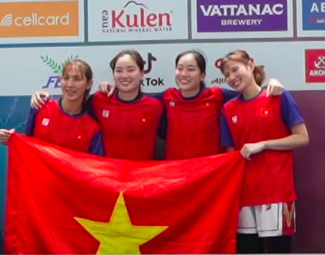 Niềm vui nở rộ trên gương mặt của các cô gái.