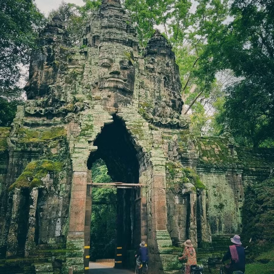 Những đền đài Angkor Thom cổ kính bị bao phủ bởi lớp rêu phong.