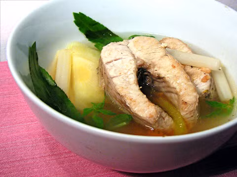 Samlar Machu là món canh chua được nấu từ thịt, cá hoặc hải sản và các loại rau.