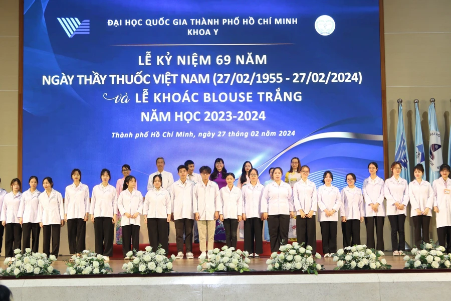 Sinh viên năm nhất Khoa Y - Đại học Quốc gia TPHCM dự lễ khoác Blouse trắng. Ảnh: NTCC