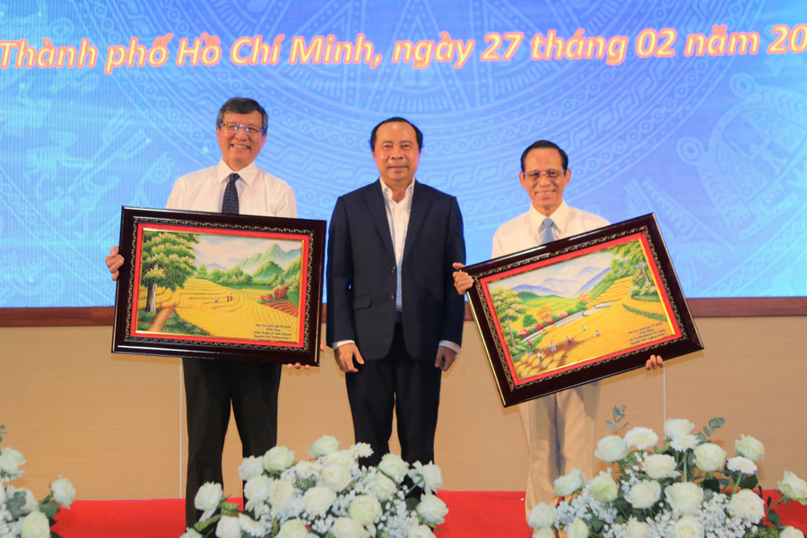 PGS.TS Vũ Hải Quân, Giám đốc Đại học Quốc gia TPHCM trao kỷ niệm chương cho GS.TS - Bác sĩ Hoàng Tử Hùng, PGS.TS - Bác sĩ Lê Văn Quang. Ảnh: NTCC