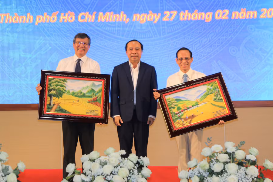 PGS.TS Vũ Hải Quân, Giám đốc Đại học Quốc gia TPHCM trao kỷ niệm chương cho GS.TS - Bác sĩ Hoàng Tử Hùng, PGS.TS - Bác sĩ Lê Văn Quang. Ảnh: NTCC