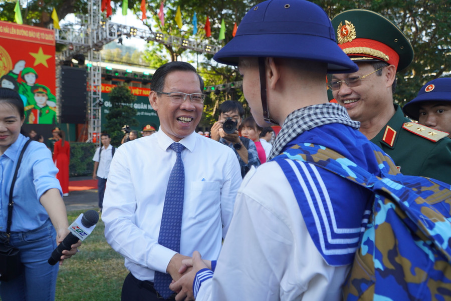 Chủ tịch UBND TPHCM Phan Văn Mãi động viên các tân binh lên đường nhập ngũ. (Ảnh: Nguyễn Quỳnh) Chủ tịch UBND TPHCM Phan Văn Mãi động viên các tân binh lên đường nhập ngũ. (Ảnh: Nguyễn Quỳnh)