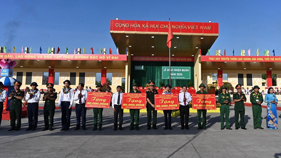 Thượng tướng Võ Minh Lương và các đại biểu trao bảng tượng trưng 4 căn nhà tình nghĩa quân dân cho các trường hợp của huyện Nhơn Trạch. (Ảnh: Phúc Minh) Thượng tướng Võ Minh Lương và các đại biểu trao bảng tượng trưng 4 căn nhà tình nghĩa quân dân cho các trường hợp của huyện Nhơn Trạch. (Ảnh: Phúc Minh)