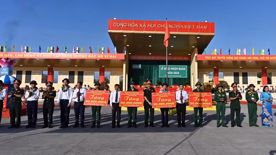 Thượng tướng Võ Minh Lương và các đại biểu trao bảng tượng trưng 4 căn nhà tình nghĩa quân dân cho các trường hợp của huyện Nhơn Trạch. (Ảnh: Phúc Minh)