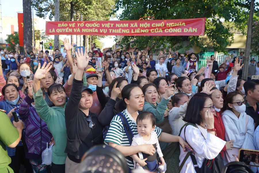 Người thân tiễn các tân binh nhập ngũ. (Ảnh: Nguyễn Quỳnh) Người thân tiễn các tân binh nhập ngũ. (Ảnh: Nguyễn Quỳnh)