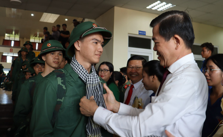 Bí thư Tỉnh ủy Nguyễn Hồng Lĩnh động viên thanh niên huyện Định Quán nhập ngũ năm 2024. (Ảnh: Phúc Minh) Bí thư Tỉnh ủy Nguyễn Hồng Lĩnh động viên thanh niên huyện Định Quán nhập ngũ năm 2024. (Ảnh: Phúc Minh)