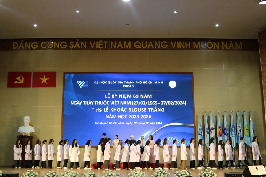 Sinh viên được khoác Blouse trắng. Ảnh: NTCC